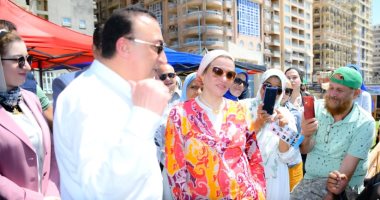 وزيرة البيئة تشارك فى حملة تنظيف شاطئ السرايا العام بالإسكندرية