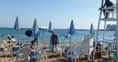 رفع الرايات الخضراء على شواطئ الإسكندرية بعد تحسن الطقس وهدوء الأمواج