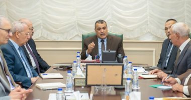 وزير الإنتاج الحربى يعقد أول اجتماع رسمى بمقر الوزارة بالعاصمة الإدارية 