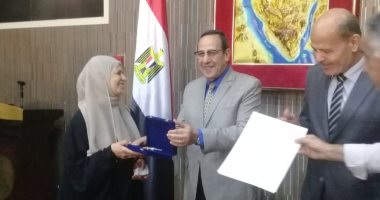 محافظ شمال سيناء يسلم هدية الرئيس شيكًا بمبلغ 50 ألف جنيه للأم المثالية