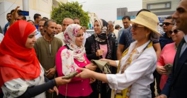 وزيرة البيئة توزع حقائب من القماش على أهالى قرية أبو دومة احتفالا بيوم البيئة