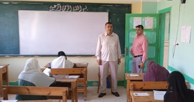 طلاب القسم الأدبى بالثانوية الأزهرية بالإسكندرية يؤدون امتحان البلاغة 