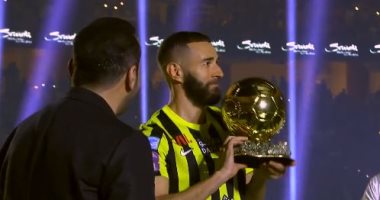 كريم بنزيما يرفع الكرة الذهبية فى الجوهرة المشعة أمام جماهير الاتحاد.. فيديو