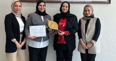 وزيرة الصحة بالبحرين تكرم الطبيبة ريهام أحمد الجرف لحصولها على جائزة دولية