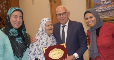 محافظ بورسعيد يكرم الأم المثالية الأولى على الجمهورية
