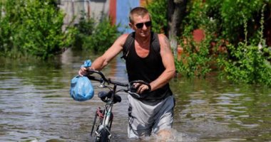 غرق المنازل وإجلاء المواطنين.. الأوكرانيون يفرون من الفيضانات بعد اختراق السد
