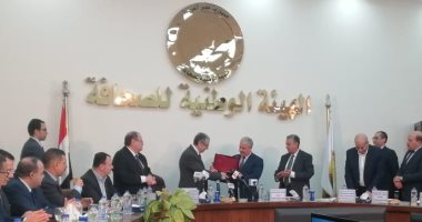 "الوطنية للصحافة" تهدى وزير الكهرباء درع الهيئة