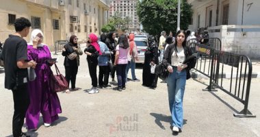 فرحة وسعادة بين طلاب الثانوية العامة في أول أيام الامتحانات ببورسعيد.. فيديو وصور