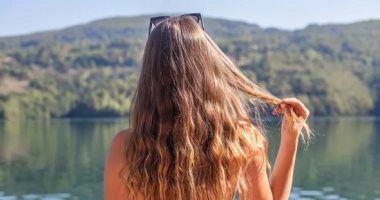 5 خطوات لحماية شعرك من حر الصيف.. الضفائر الفضفاضة تسريحة مثالية