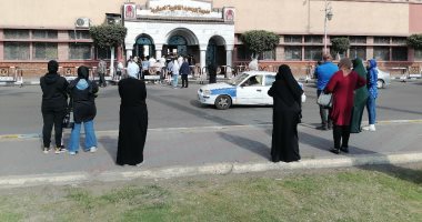 تجمع أولياء أمور طلاب الثانوية العامة خارج اللجان فى محافظة بورسعيد.. فيديو وصور