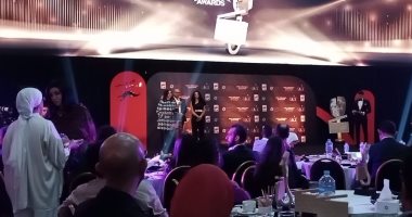 علا الشافعى تقدم جائزة لجنة التحكيم لأفضل مسلسل كوميدى من كأس إنرجى للدراما