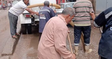 الدفع بسيارات لشفط مياه الأمطار من الشوارع والمدارس بالغربية.. صور