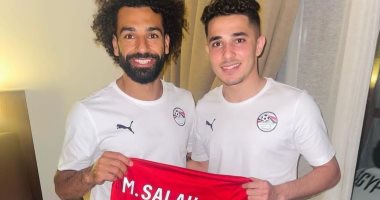 محمد صلاح يهدى قميص ليفربول لنجم فيوتشر
