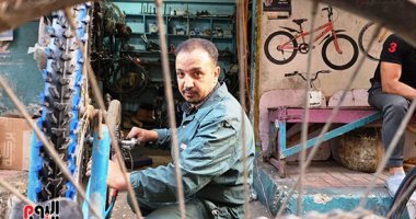 قصة "جراح العجلات" أقدم عجلاتى بمدينة الأقصر منذ 30 سنة.. فيديو وصور