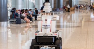 نشر روبوتات الشرطة بالمطار الدولى الرئيسى فى سنغافورة