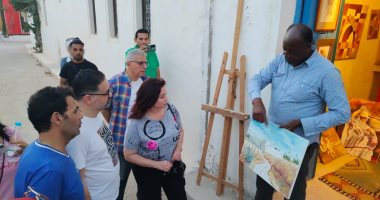 رسام تونسى يهدى إلهام شاهين لوحة زيتية أثناء جولتها السياحية بمهرجان جربة