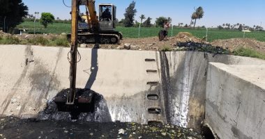 محافظ المنيا يشدد على سرعة الانتهاء من تطهير شبكات الصرف وتمهيد الطرق بالمحافظة