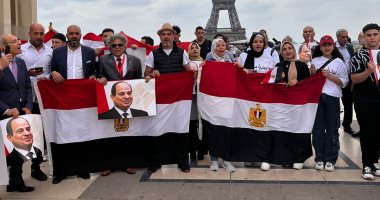شاهد الجاليات المصرية يهتفون باسم مصر أمام برج إيفل احتفاء بزيارة الرئيس السيسى