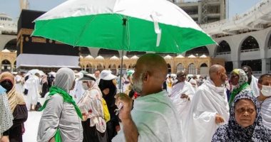 توزيع 12 ألف مظلة و3 آلاف سجادة على قاصدى المسجد الحرام