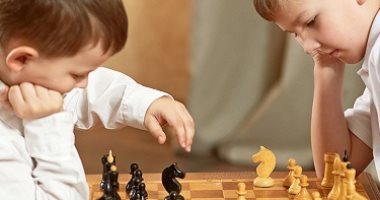 مهارات يمكن تعليمها لطفلك فى الصيف لو ما بيحبش الرياضة.. منها لعب الشطرنج