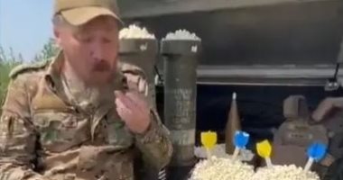 جندى أوكرانى يتابع تمرد فاجنر ضد بوتين بـ"السلاح والفشار".. فيديو