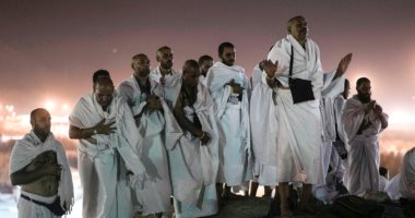 ما حكم من وقف بعرفة قبل الزوال فقط.. وهل يجوز للحجاج أن ينفروا قبل المغرب؟