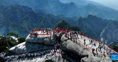  ارتفاع 2154.9 متر.. مغامرات تسلق الجبال فى الصين
