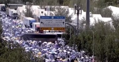 مئات الآلاف يؤدون صلاتى الظهر والعصر قصرا بمسجد نمرة بعرفات.. فيديو