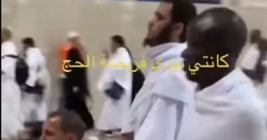 شاهد من مناسك الحج.. "كانتى" يحمل عكاز إسماعيل بن ناصر فى الأراضى المقدسة