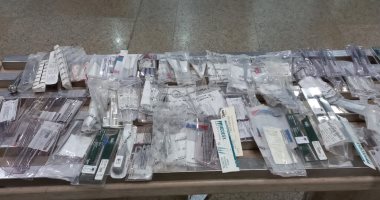 ضبط راكب حاول تهريب 347 عبوة من مستلزمات طب وجراحة الأسنان بمطار القاهرة