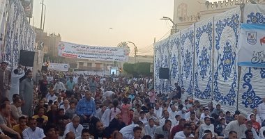 الآلاف يرددون تكبيرات العيد بساحة مسجد عمر بن عبد العزيز ببنى سويف .. فيديو