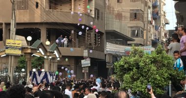 إلقاء شلال البالونات على المصلين بعد أداء صلاة عيد الاضحى فى الغربية.. فيديو وصور