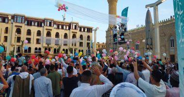 مئات البلالين تتساقط على المصلين بمسجد الحسين احتفالا بعيد الأضحى المبارك.. فيديو وصور