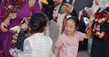 توزيع حلوى وبلالين على الأطفال فى المنوفية عقب الانتهاء من صلاة العيد