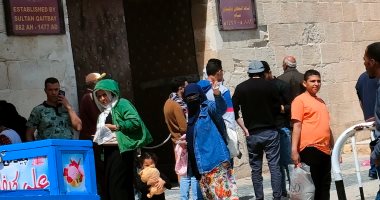 إقبال كبير على قلعة قايتباى بالإسكندرية.. والشباب يتصدرون الزائرين ثانى أيام العيد