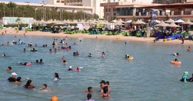 إقبال المواطنين على الشواطئ المختلفة بالبحر الأحمر فى ثانى أيام عيد الأضحى.. صور