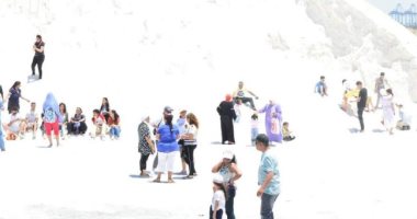 إقبال المواطنين على جبال الملح وشاطئ بورفؤاد خلال ثانى أيام عيد الأضحى