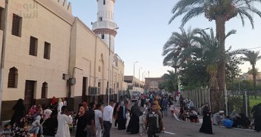 مسجد عبد الرحيم القنائى قبلة المئات من أبناء قنا فى ثانى أيام العيد.. صور