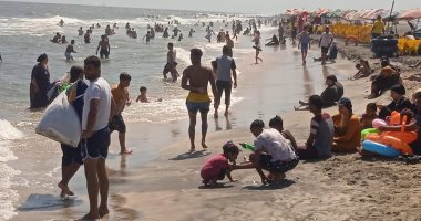 توافد الآلاف على شواطئ مصيف بلطيم في اليوم الثالث من أيام عيد الأضحى.. صور