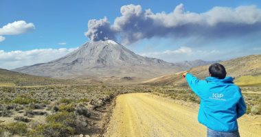 أدخنة ورماد بركان أوبيناس فى بيرو تسبب حالات التهاب البلعوم لدى السكان