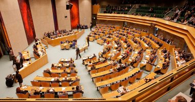 هولندا تحيل مواطنا إلى المحاكمة بعدما مزق نسخة من المصحف أمام البرلمان