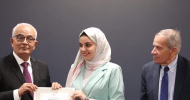 وزير التعليم يكرم الطالبة منة الديب الأولى على الدبلومات الفنية