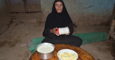 شاهد كيف تصنع سيدات قرى جنوب الأقصر السمن البلدى والزبدة والجبن.. فيديو