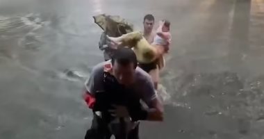 البرق يضرب امرأة ويصيبها بحروق شديدة أثناء عاصفة فى روسيا.. فيديو وصور