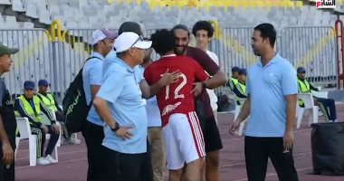 روح رياضية عالية بين لاعبي الأهلى والاتحاد بمباراة الدورى.. فيديو