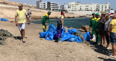 حملة نظافة مكبرة بشاطئ فلفلة فى الغردقة بمشاركة أجانب.. فيديو وصور