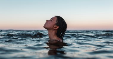 اعرفى فوائد ماء البحر لصحتك النفسية وجمالك.. قبل ما تروحى المصيف