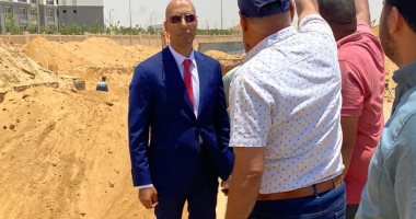 رئيس جهاز القاهرة الجديدة يتابع أعمال المرافق والطرق الجارية بالمدينة