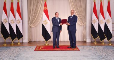 الرئيس السيسي يمنح وسام الجمهورية من الطبقة الأولى لرؤساء الهيئات القضائية السابقين