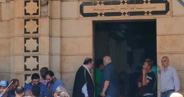 وصول جثمان عمة مصطفى قمر إلى مسجد العمرى بالإسكندرية لصلاة الجنازة.. فيديو وصور 